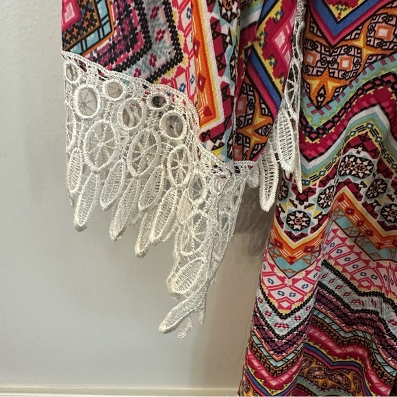 Women’s Boutique 3/4 Flowy Lace Sleeve Rounded Neck Multicolor Design Top GUC - Picture 5 of 7